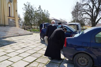 Ajutoare oferite bătrânilor şi copiilor nevoiaşi în Arhiepiscoia Dunării de Jos – fotografia 12