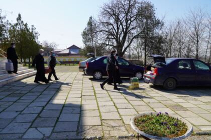 Ajutoare oferite bătrânilor şi copiilor nevoiaşi în Arhiepiscoia Dunării de Jos – fotografia 13