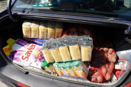 Ajutoare oferite bătrânilor şi copiilor nevoiaşi în Arhiepiscoia Dunării de Jos – fotografia 14