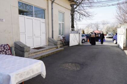 Ajutoare oferite bătrânilor şi copiilor nevoiaşi în Arhiepiscoia Dunării de Jos – fotografia 17
