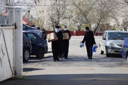 Ajutoare oferite bătrânilor şi copiilor nevoiaşi în Arhiepiscoia Dunării de Jos – fotografia 18