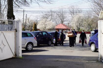 Ajutoare oferite bătrânilor şi copiilor nevoiaşi în Arhiepiscoia Dunării de Jos – fotografia 19