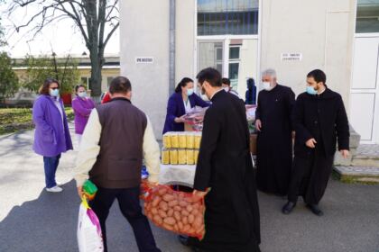 Ajutoare oferite bătrânilor şi copiilor nevoiaşi în Arhiepiscoia Dunării de Jos – fotografia 20