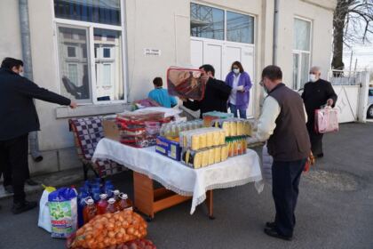 Ajutoare oferite bătrânilor şi copiilor nevoiaşi în Arhiepiscoia Dunării de Jos – fotografia 22
