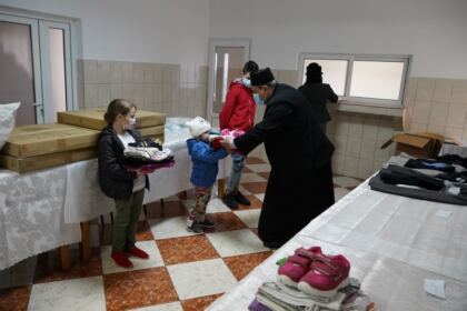 Familiile cu mulţi copii şi bolnavii de Covid-19 au primit ajutoare din partea Bisericii – fotografia 13