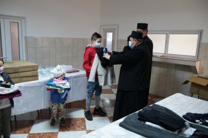 Familiile cu mulţi copii şi bolnavii de Covid-19 au primit ajutoare din partea Bisericii – fotografia 14
