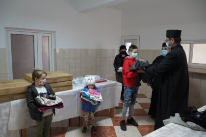 Familiile cu mulţi copii şi bolnavii de Covid-19 au primit ajutoare din partea Bisericii – fotografia 15