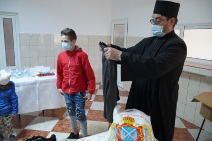 Familiile cu mulţi copii şi bolnavii de Covid-19 au primit ajutoare din partea Bisericii – fotografia 16