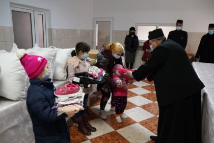 Familiile cu mulţi copii şi bolnavii de Covid-19 au primit ajutoare din partea Bisericii – fotografia 18
