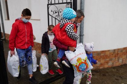 Familiile cu mulţi copii şi bolnavii de Covid-19 au primit ajutoare din partea Bisericii – fotografia 19