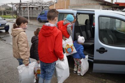 Familiile cu mulţi copii şi bolnavii de Covid-19 au primit ajutoare din partea Bisericii – fotografia 20