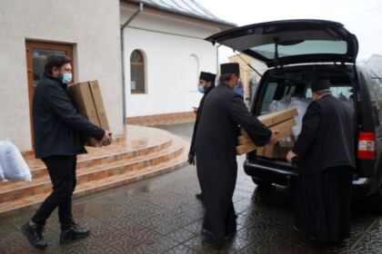 Familiile cu mulţi copii şi bolnavii de Covid-19 au primit ajutoare din partea Bisericii – fotografia 21