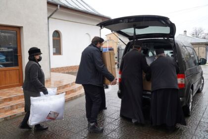 Familiile cu mulţi copii şi bolnavii de Covid-19 au primit ajutoare din partea Bisericii – fotografia 22
