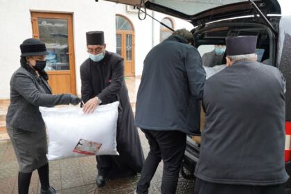 Familiile cu mulţi copii şi bolnavii de Covid-19 au primit ajutoare din partea Bisericii – fotografia 23