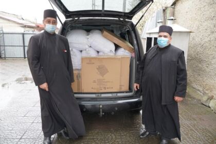 Familiile cu mulţi copii şi bolnavii de Covid-19 au primit ajutoare din partea Bisericii – fotografia 25