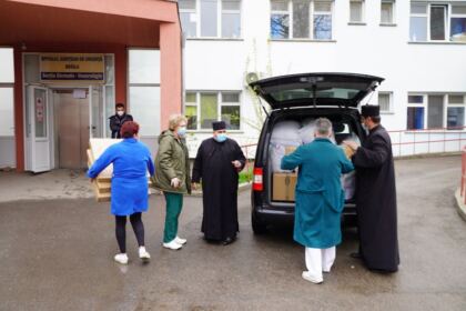 Familiile cu mulţi copii şi bolnavii de Covid-19 au primit ajutoare din partea Bisericii – fotografia 28