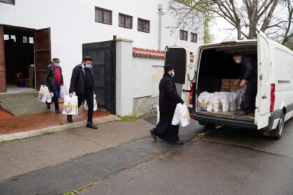 Ajutoare oferite unităţilor medicale, bătrânilor şi familiilor cu mulţi copii – fotografia 2