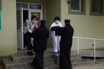 Ajutoare oferite unităţilor medicale, bătrânilor şi familiilor cu mulţi copii – fotografia 15