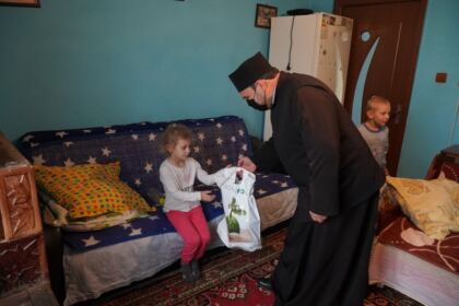 Ajutoare oferite unităţilor medicale, bătrânilor şi familiilor cu mulţi copii – fotografia 19
