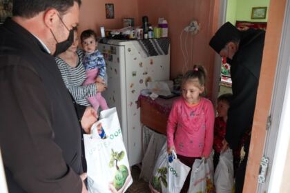 Ajutoare oferite unităţilor medicale, bătrânilor şi familiilor cu mulţi copii – fotografia 23