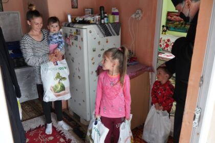 Ajutoare oferite unităţilor medicale, bătrânilor şi familiilor cu mulţi copii – fotografia 24