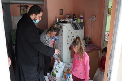 Ajutoare oferite unităţilor medicale, bătrânilor şi familiilor cu mulţi copii – fotografia 25