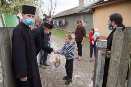 Ajutoare oferite unităţilor medicale, bătrânilor şi familiilor cu mulţi copii – fotografia 30