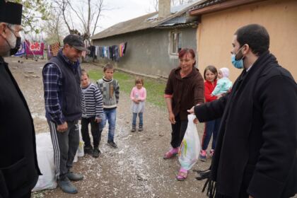 Ajutoare oferite unităţilor medicale, bătrânilor şi familiilor cu mulţi copii – fotografia 31