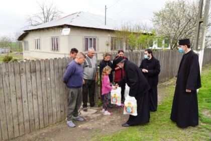 Ajutoare oferite unităţilor medicale, bătrânilor şi familiilor cu mulţi copii – fotografia 32