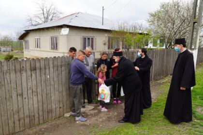 Ajutoare oferite unităţilor medicale, bătrânilor şi familiilor cu mulţi copii – fotografia 33