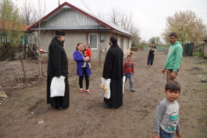 Ajutoare oferite unităţilor medicale, bătrânilor şi familiilor cu mulţi copii – fotografia 35