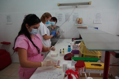 O nouă acţiune de donare de sânge a preoţilor şi credincioşilor din Protopopiatul Tecuci – fotografia 9