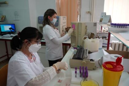 O nouă acţiune de donare de sânge a preoţilor şi credincioşilor din Protopopiatul Tecuci – fotografia 10