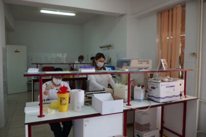 O nouă acţiune de donare de sânge a preoţilor şi credincioşilor din Protopopiatul Tecuci – fotografia 12