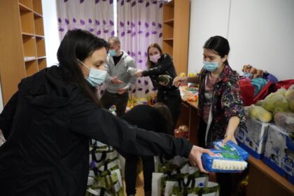 Daruri pentru 40 de familii nevoiaşe din localitatea Cărăpceşti, judeţul Galaţi – fotografia 7