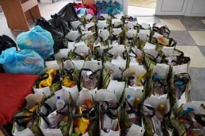 Daruri pentru 40 de familii nevoiaşe din localitatea Cărăpceşti, judeţul Galaţi – fotografia 15