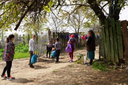 Daruri pentru 40 de familii nevoiaşe din localitatea Cărăpceşti, judeţul Galaţi – fotografia 25