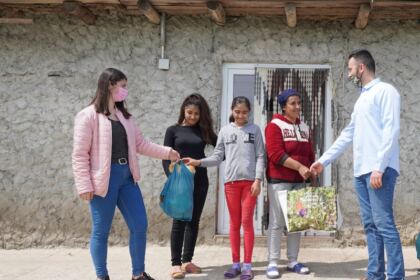 Daruri pentru 40 de familii nevoiaşe din localitatea Cărăpceşti, judeţul Galaţi – fotografia 27