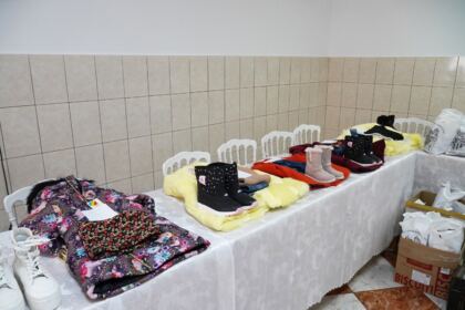 Parohia „Sf. Filofteia“ din Brăila sprijină semenii nevoiaşi şi unităţile medicale – fotografia 4