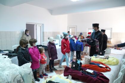 Parohia „Sf. Filofteia“ din Brăila sprijină semenii nevoiaşi şi unităţile medicale – fotografia 6