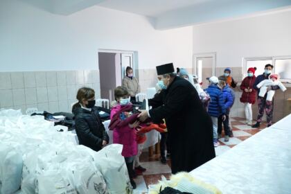 Parohia „Sf. Filofteia“ din Brăila sprijină semenii nevoiaşi şi unităţile medicale – fotografia 7