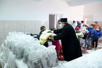 Parohia „Sf. Filofteia“ din Brăila sprijină semenii nevoiaşi şi unităţile medicale – fotografia 8