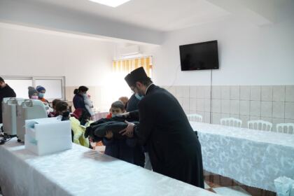 Parohia „Sf. Filofteia“ din Brăila sprijină semenii nevoiaşi şi unităţile medicale – fotografia 9