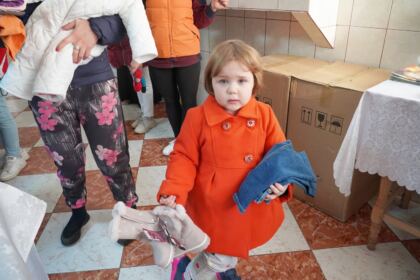 Parohia „Sf. Filofteia“ din Brăila sprijină semenii nevoiaşi şi unităţile medicale – fotografia 11