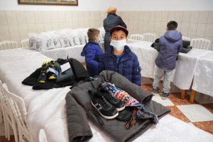 Parohia „Sf. Filofteia“ din Brăila sprijină semenii nevoiaşi şi unităţile medicale – fotografia 12