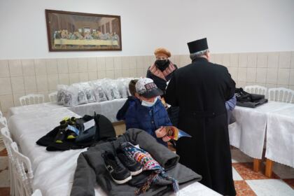 Parohia „Sf. Filofteia“ din Brăila sprijină semenii nevoiaşi şi unităţile medicale – fotografia 13