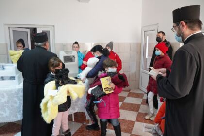 Parohia „Sf. Filofteia“ din Brăila sprijină semenii nevoiaşi şi unităţile medicale – fotografia 14