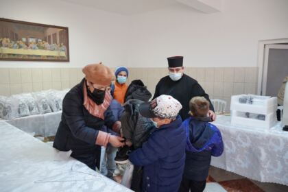 Parohia „Sf. Filofteia“ din Brăila sprijină semenii nevoiaşi şi unităţile medicale – fotografia 15