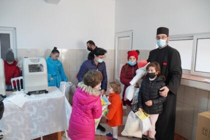 Parohia „Sf. Filofteia“ din Brăila sprijină semenii nevoiaşi şi unităţile medicale – fotografia 16