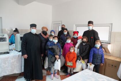 Parohia „Sf. Filofteia“ din Brăila sprijină semenii nevoiaşi şi unităţile medicale – fotografia 17